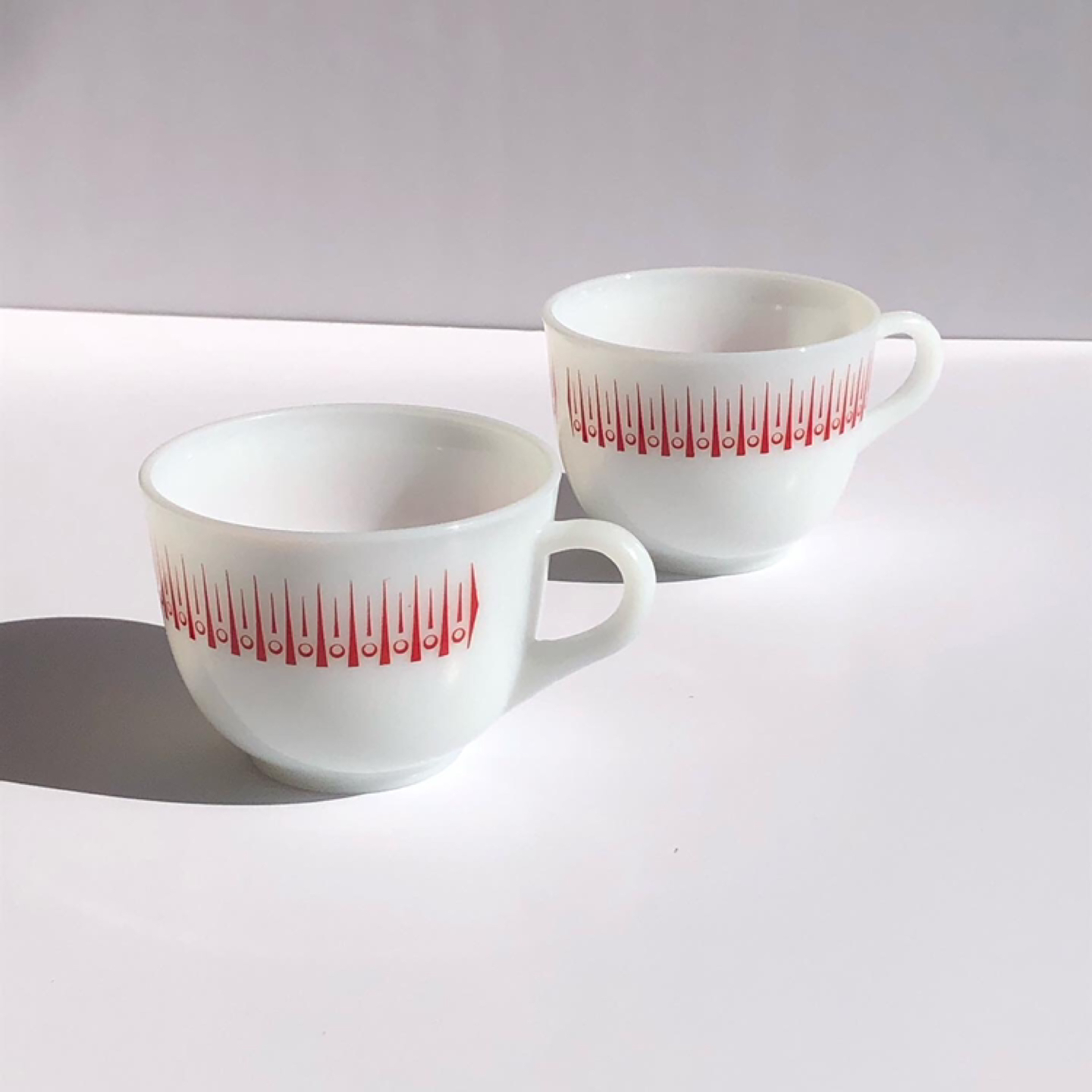 Pair of Vintage Opalware Mugs - photo 2