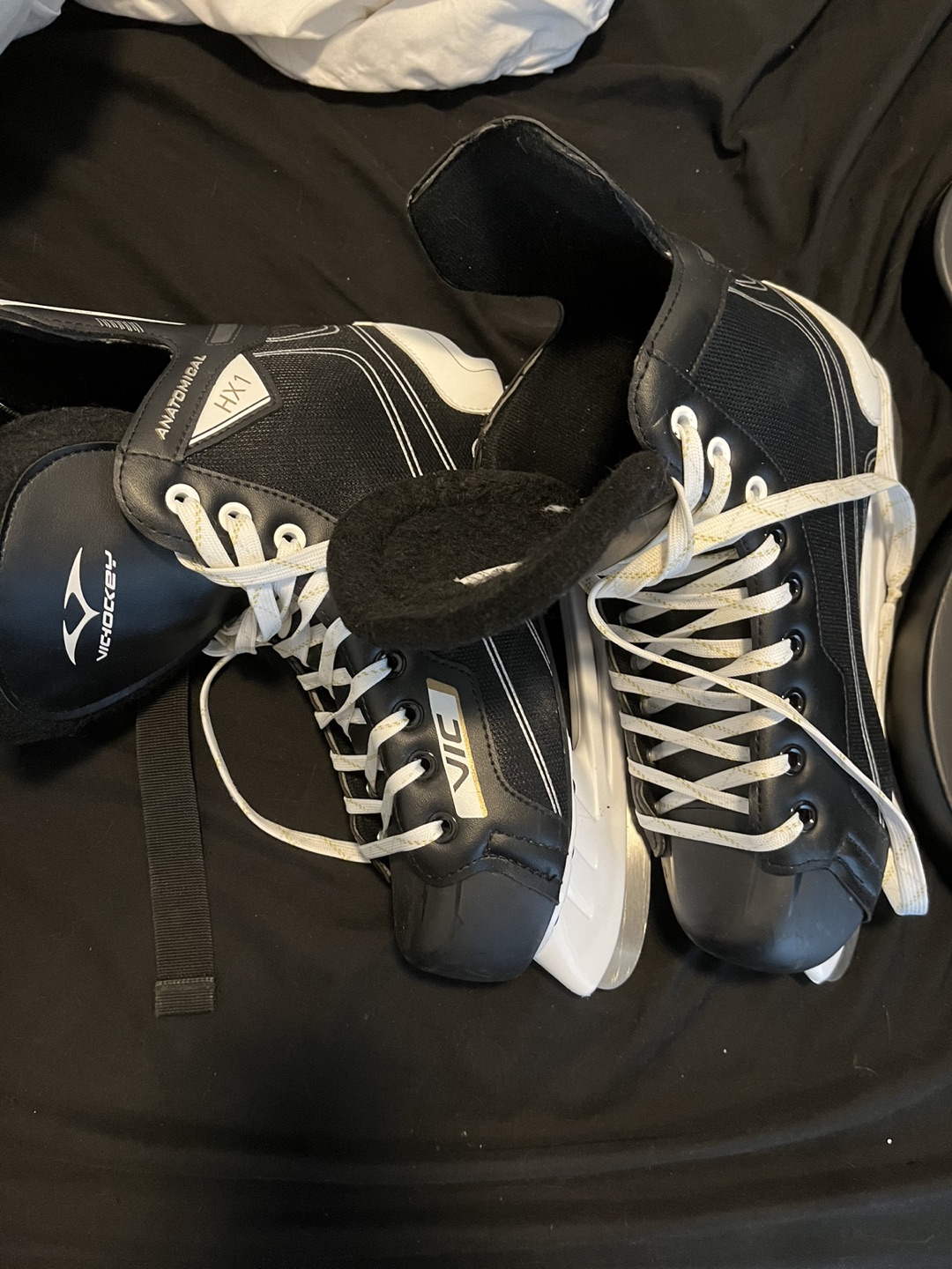 Men’s ice skates
