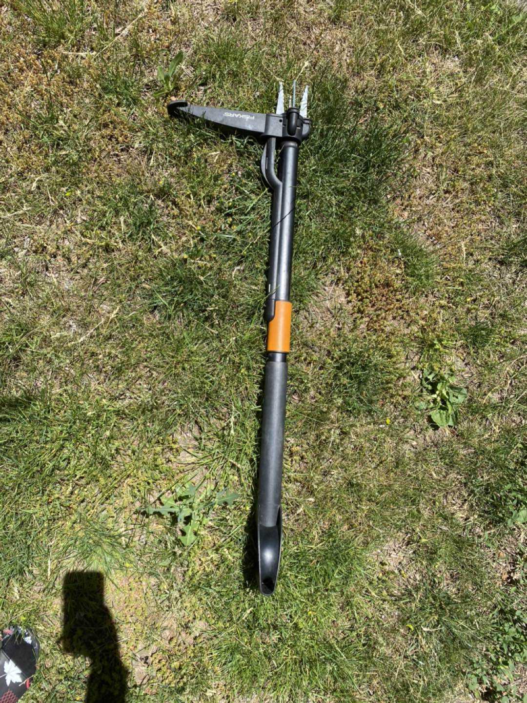 Fiskars Deluxe Stand-up Weeder (4-claw) thumbnail