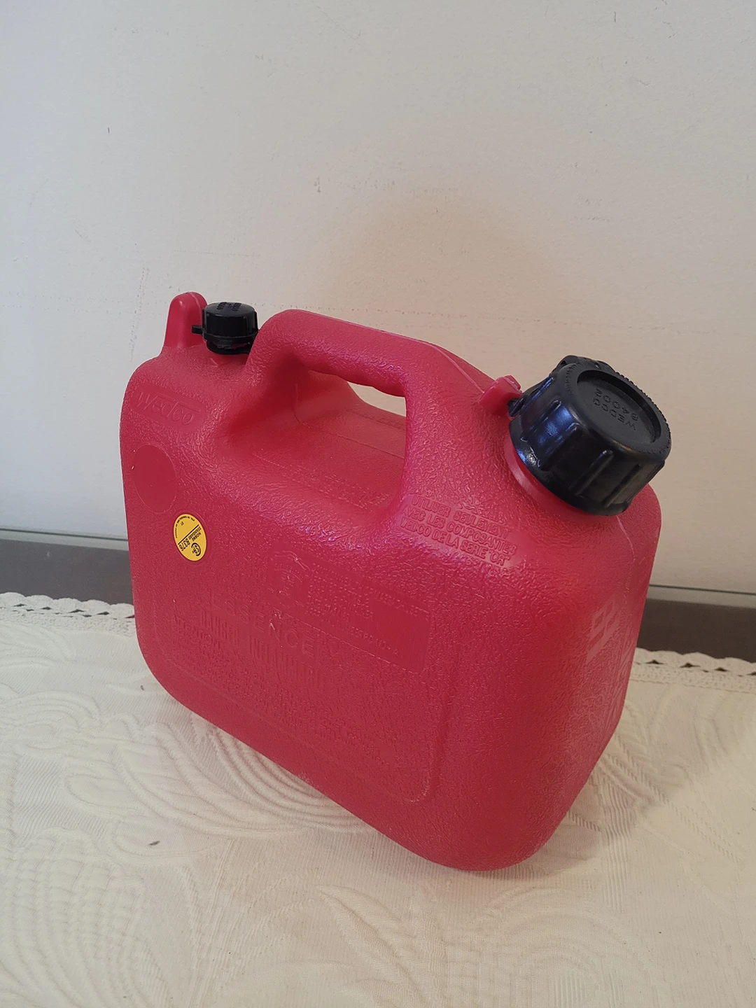 Portable fuel container image indicator(2)
