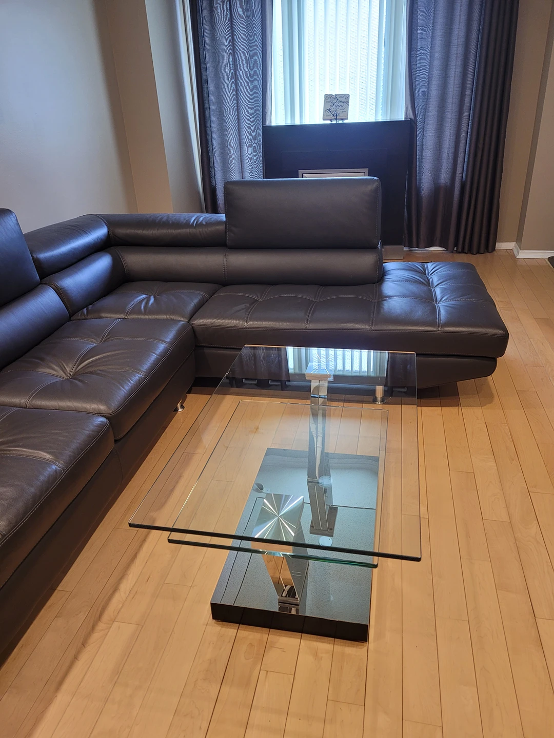 Beautiful Italian leather sofa and glass coffee table - photo 2