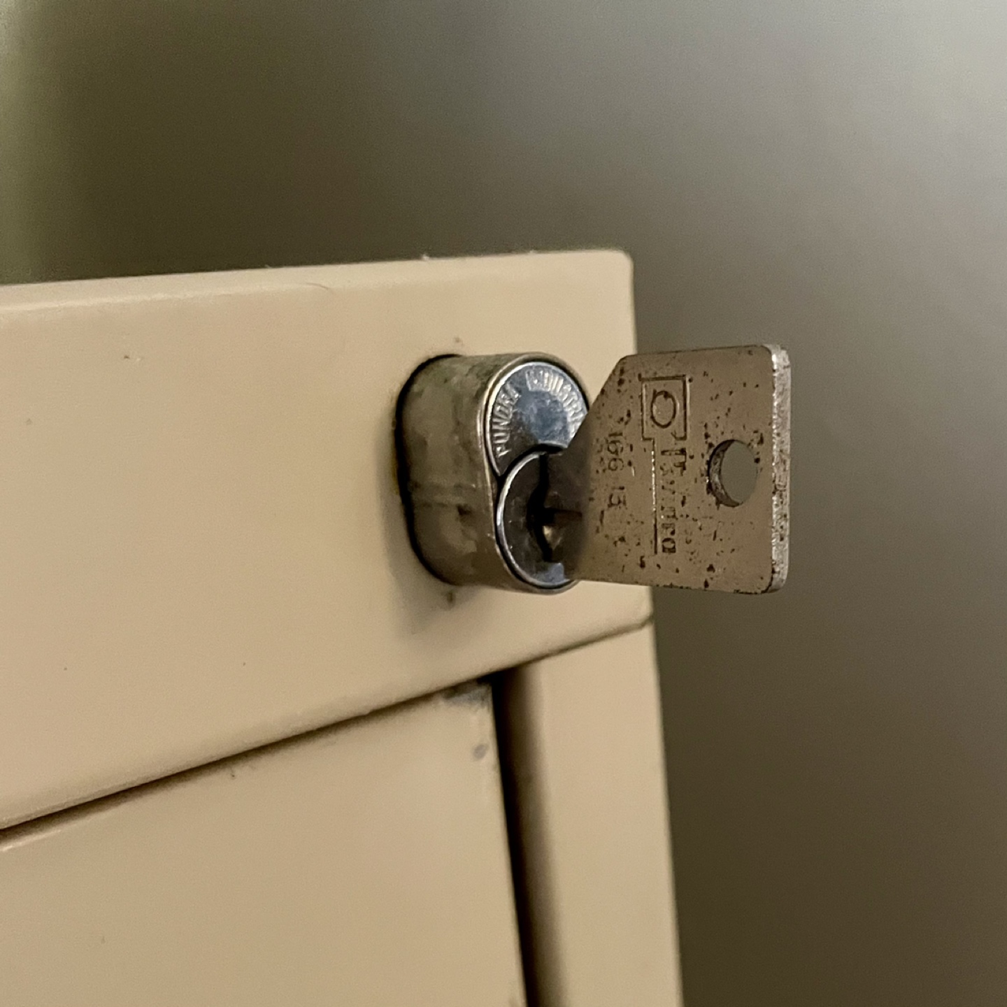 Lateral 4-Drawer LOCKABLE FILING CABINET - photo 5