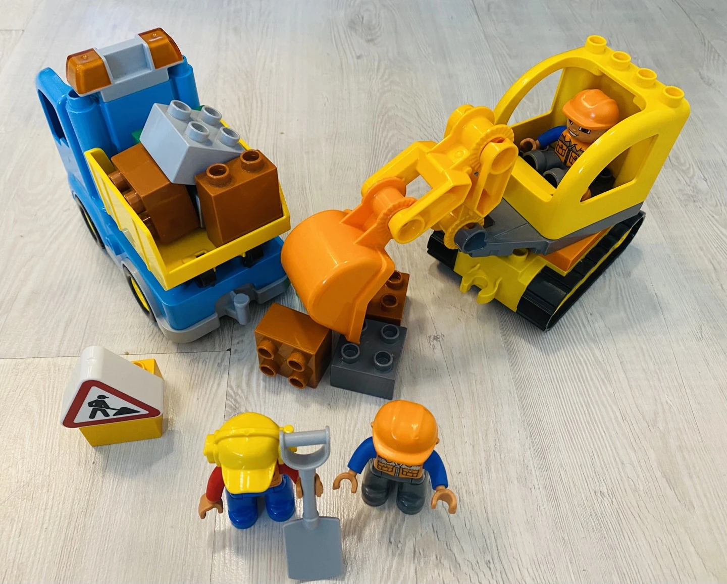 Lego Duplo Construction (Truck and Excavator Building Kit) - photo 3