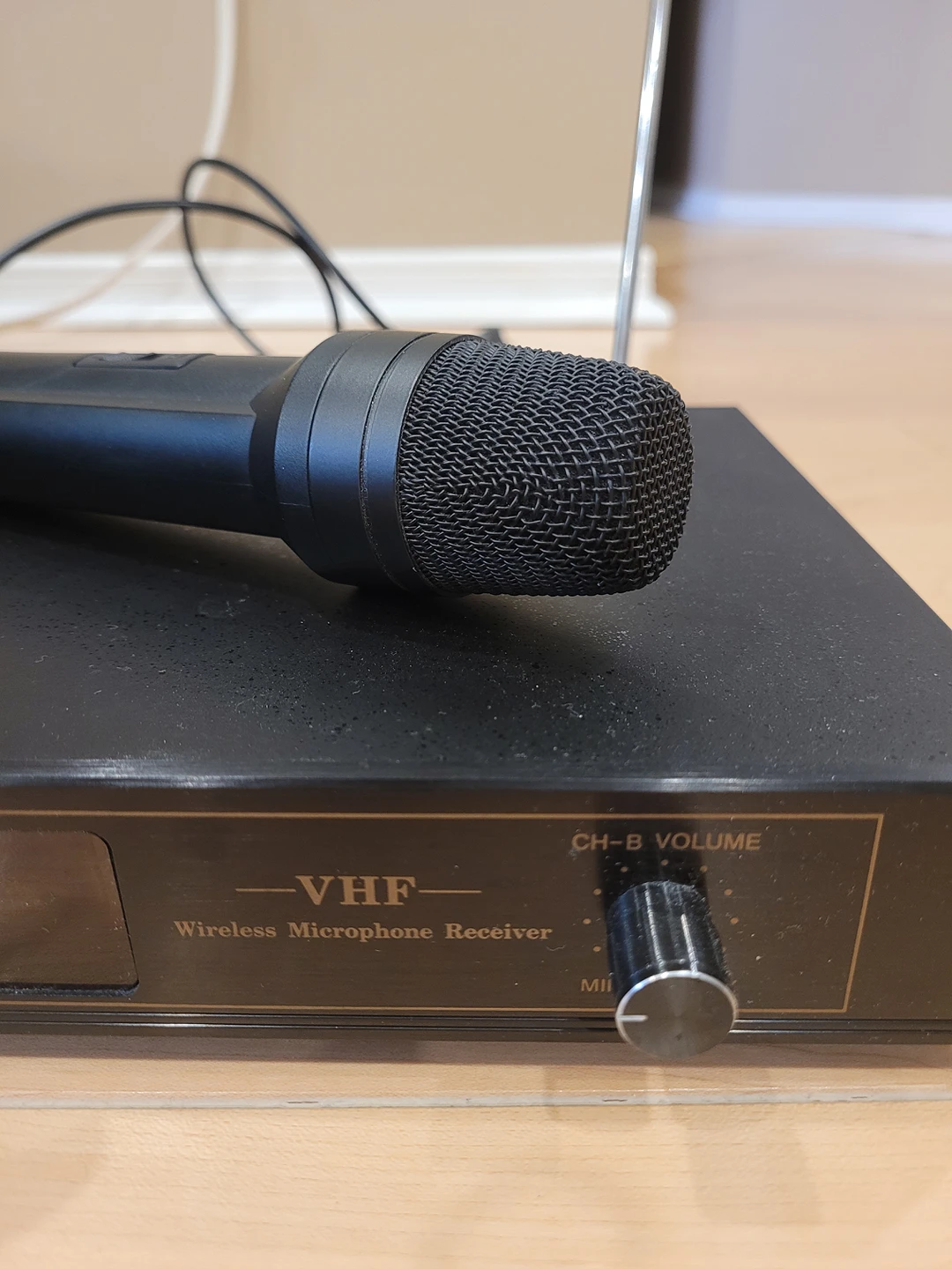Wireless microphones and receiver unit - photo 4