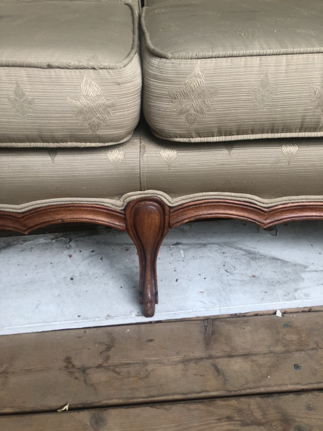 Free couch. Good for restoration - photo 3