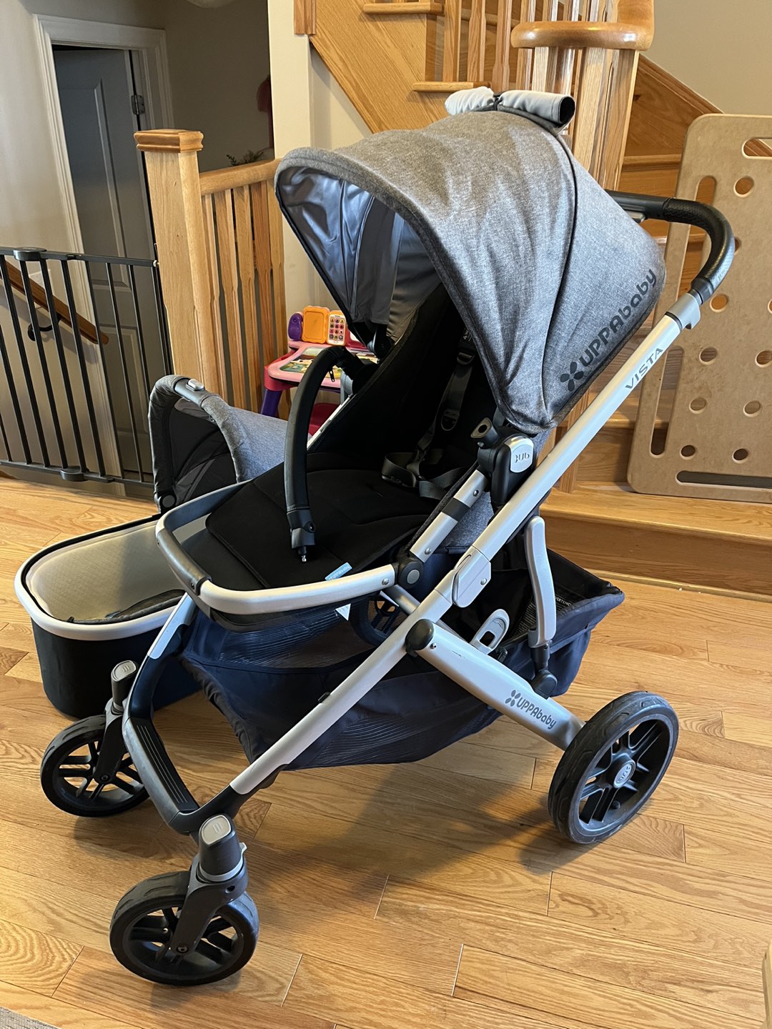 Selling Excellent Used Condition 2018 Uppababy Vista Stroller - photo 3