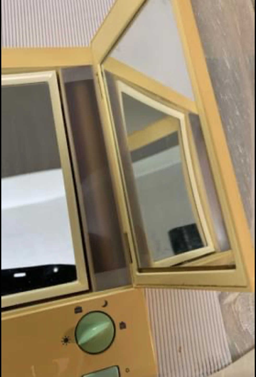 Moving sale Remington True To Light Mirror - photo 2