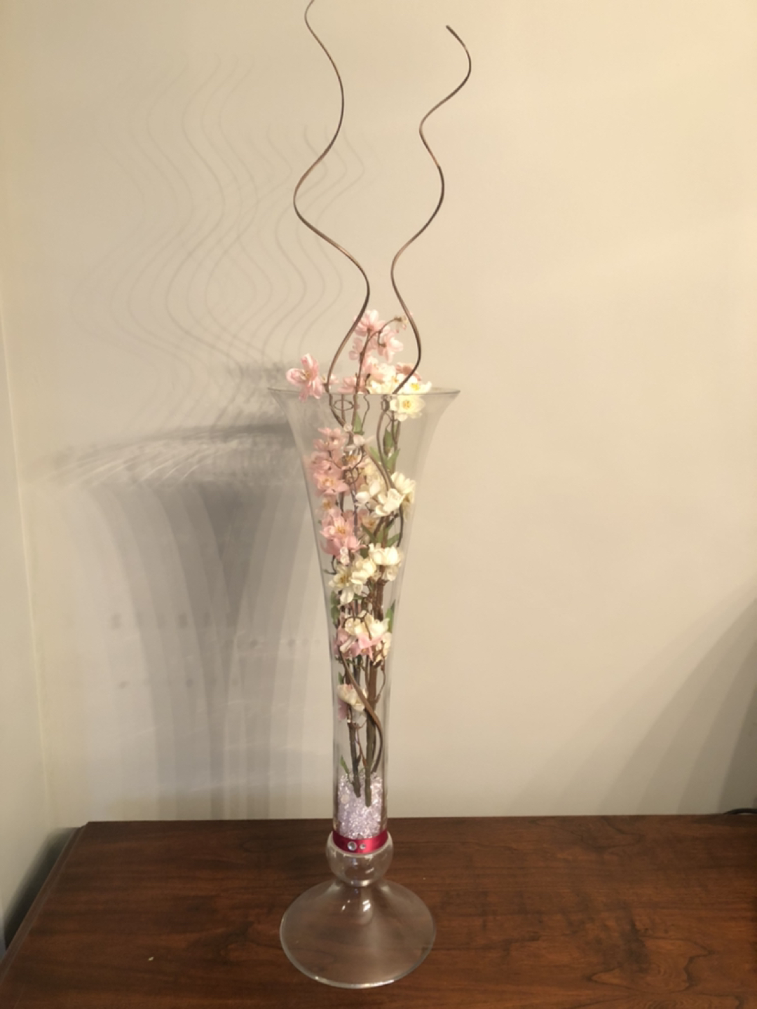 Decorative glass vase/centrepiece with floral arrangement