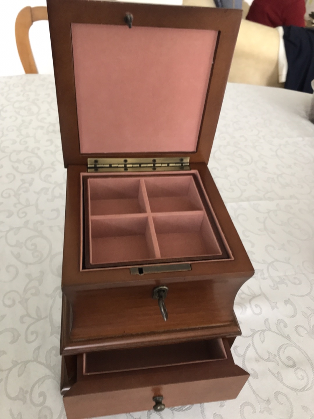 Jewelry box