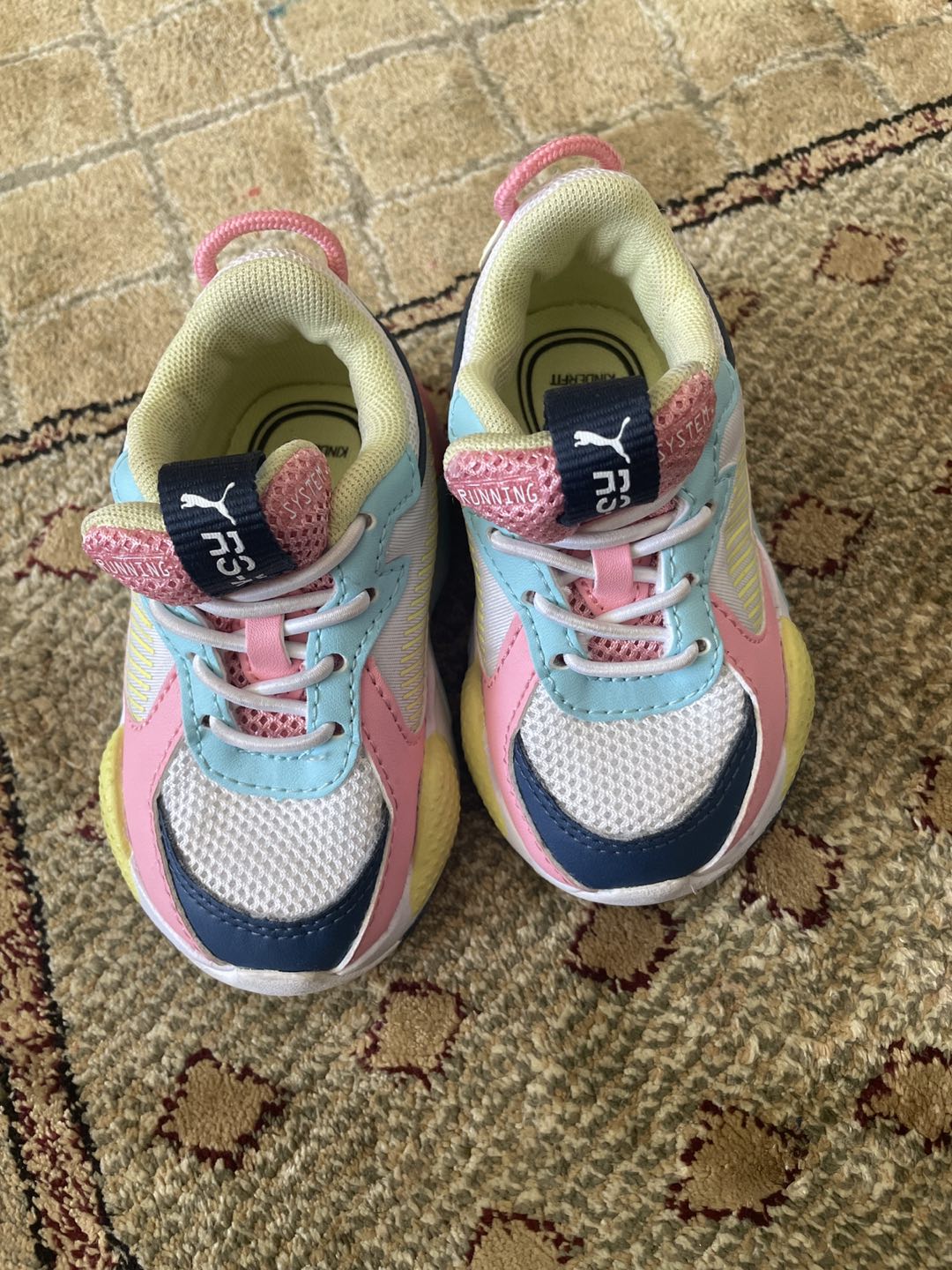 Puma sneakers thumbnail