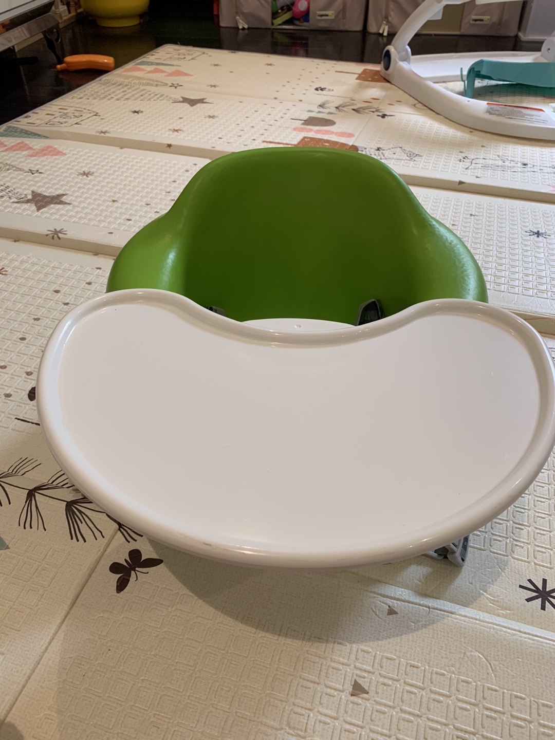 Bumbo chair with tray (lime colour) 범보체어 한아기깨끗이 사용했어요. - photo 4
