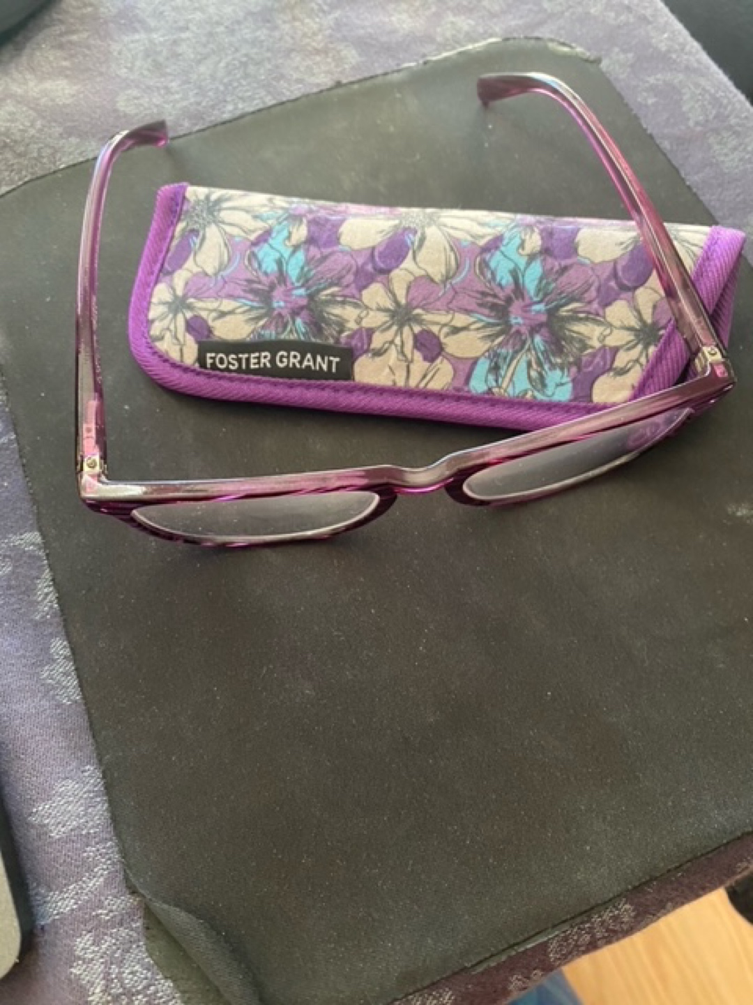 Reading glasses 2 in great condition with case . Each $10 - photo 3