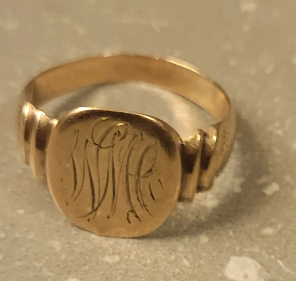 VINTAGE 10K GOLD SIGNET RING thumbnail