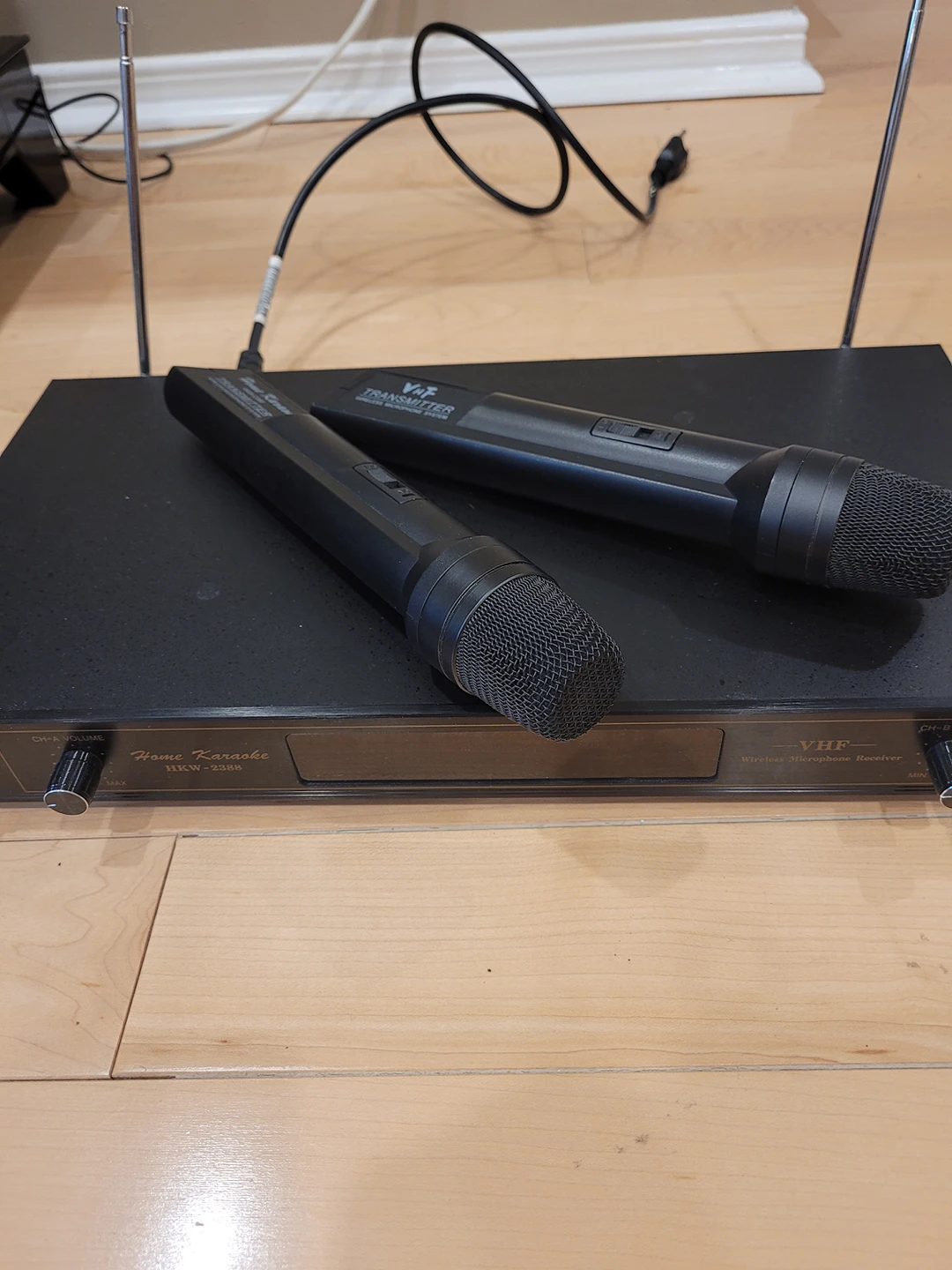 Wireless microphones and receiver unit - photo 2