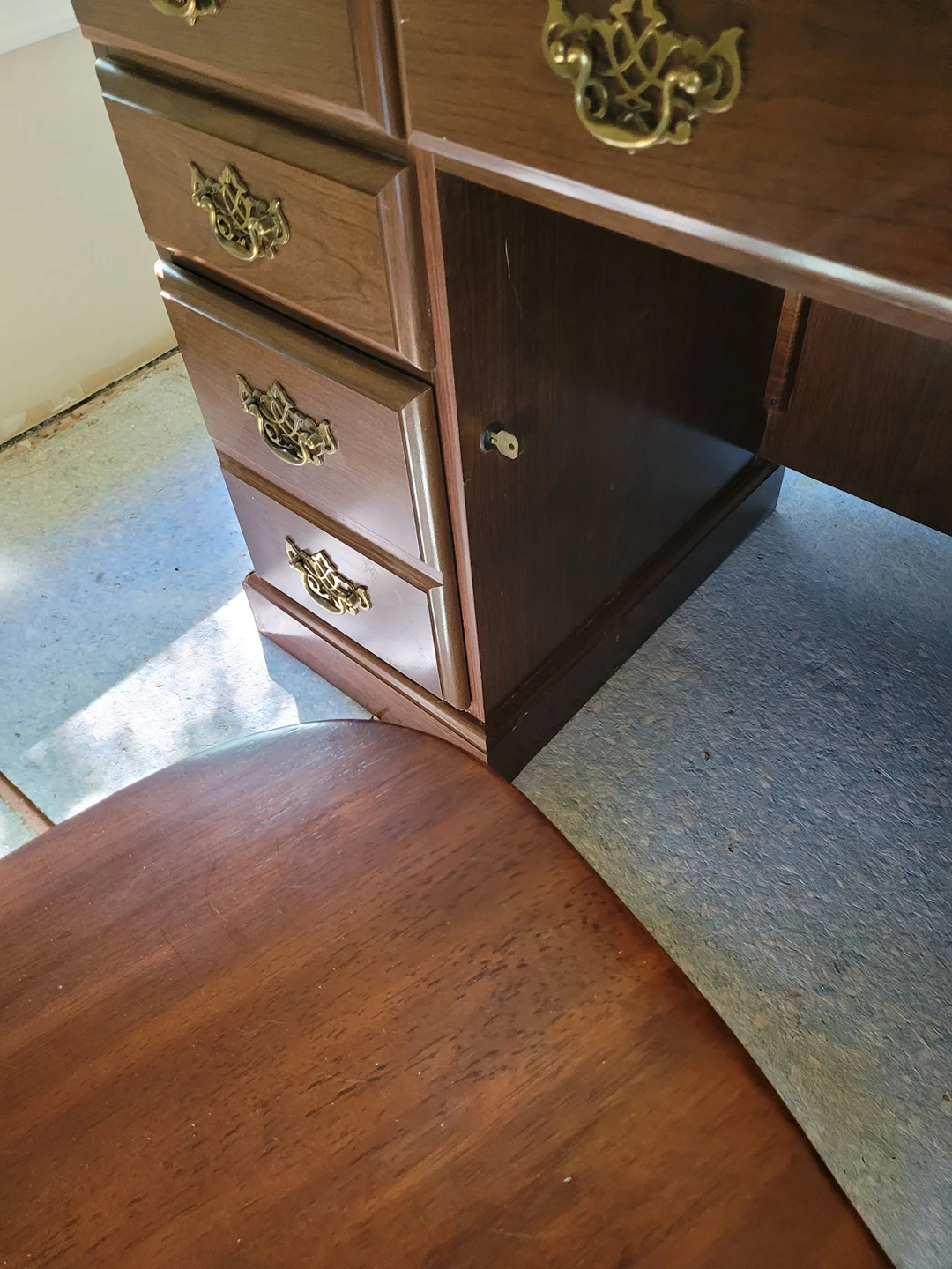 desk and chair - photo 2