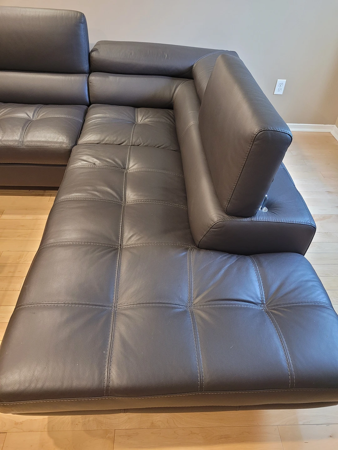Beautiful Italian leather sofa and glass coffee table - photo 4