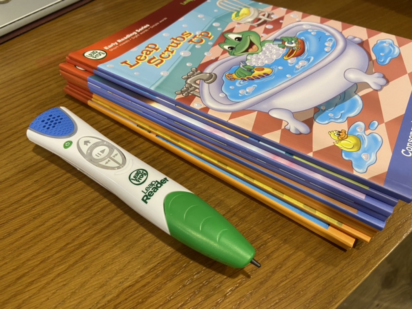 NEW LeapFrog Reading pen with 10-Book Mega Pack thumbnail