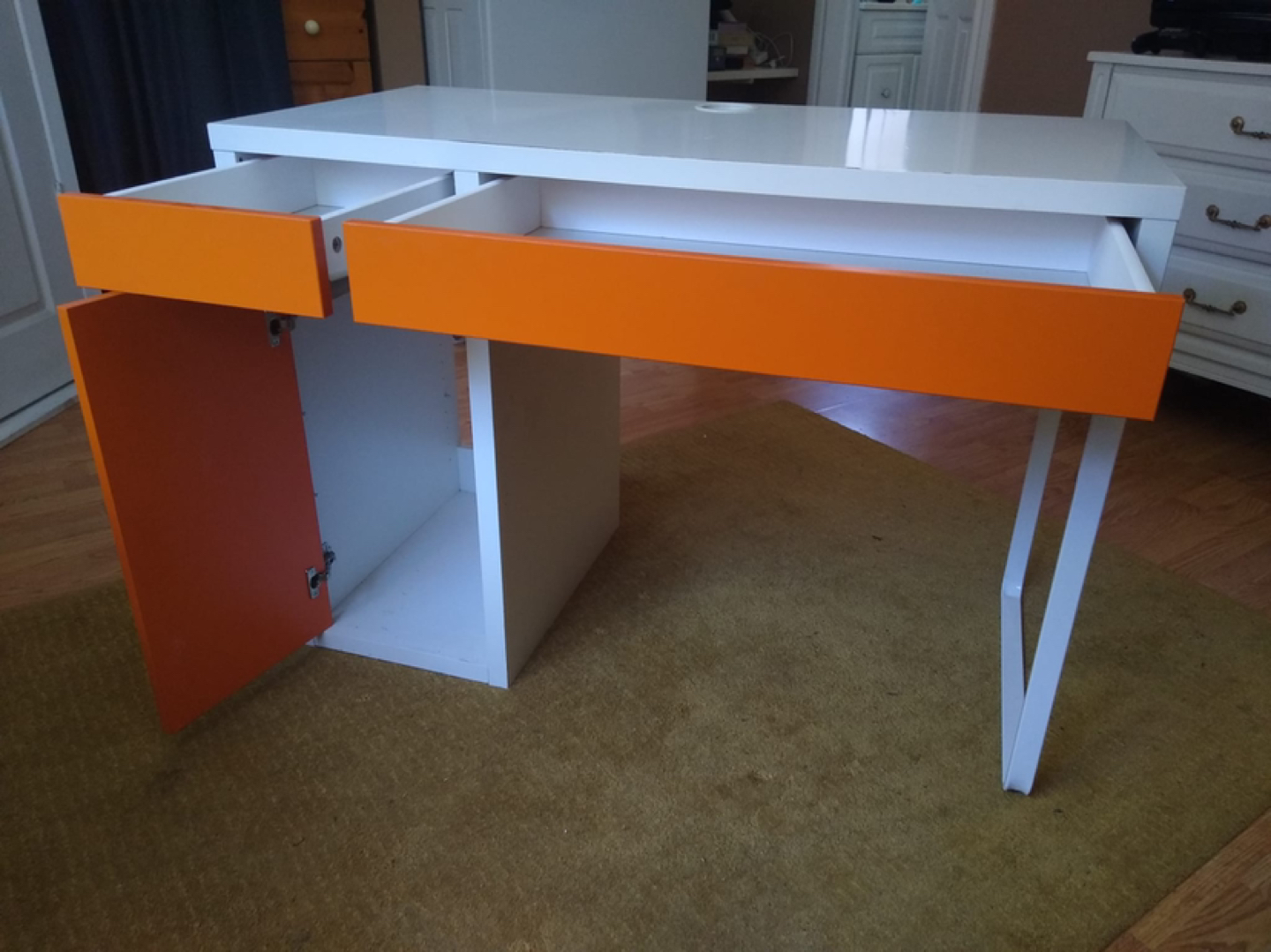 Desk - photo 3