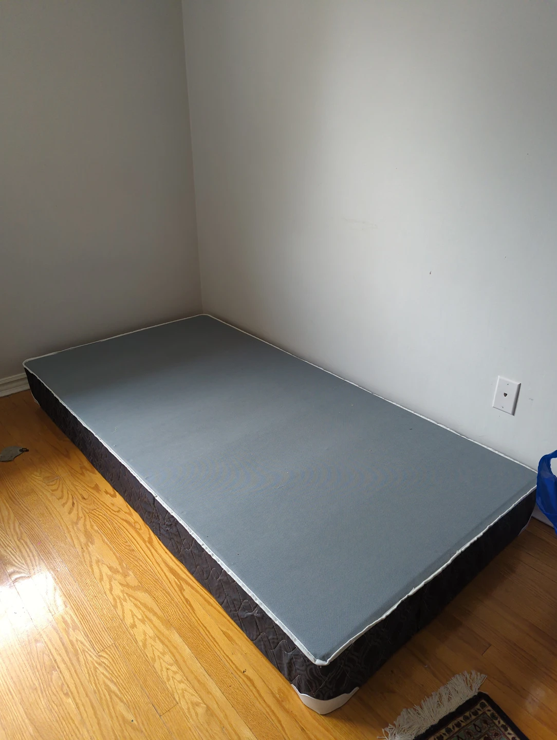 Single spring box
