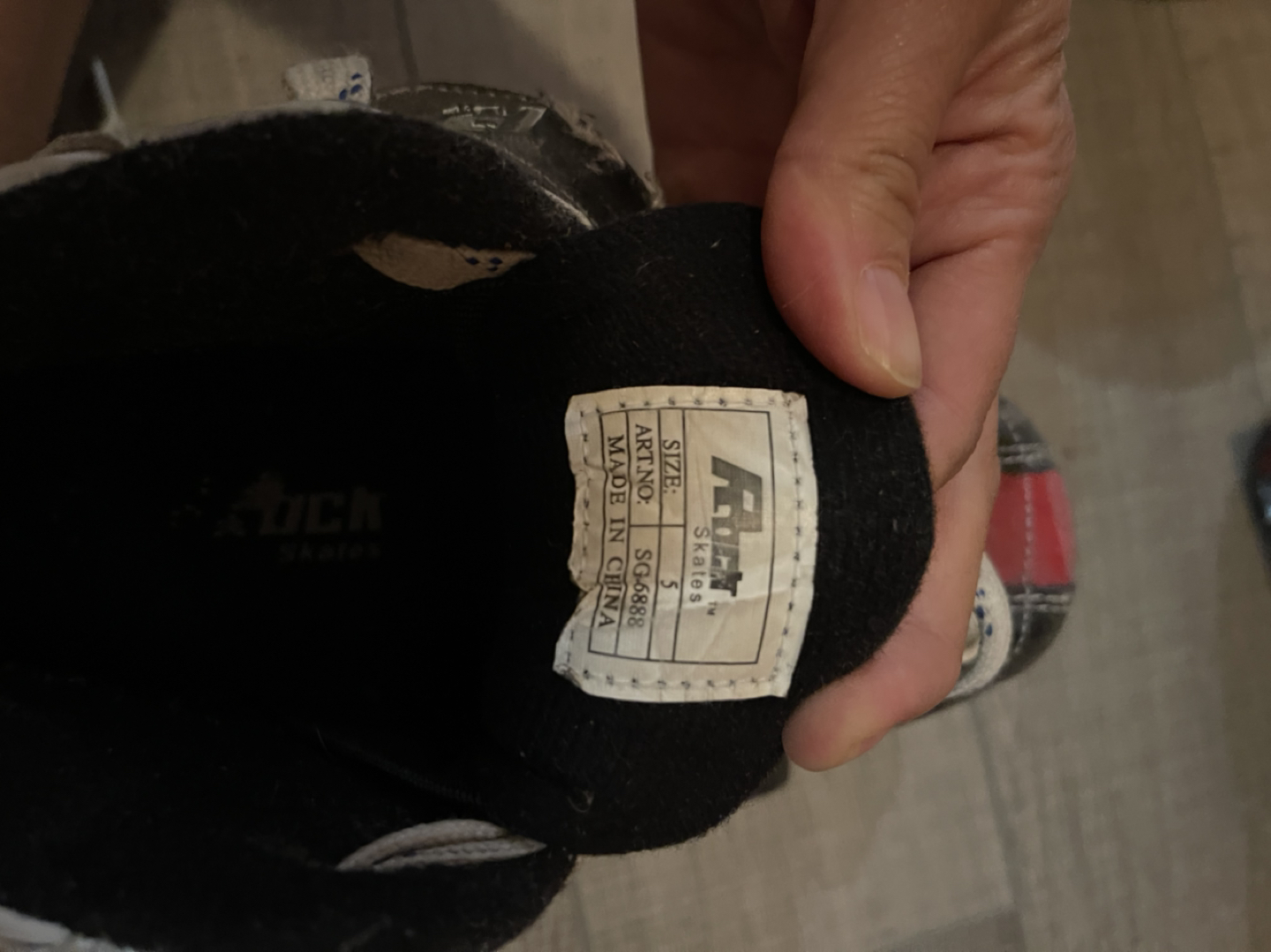 Junior Roller Derby - roller skates (size 5) + helmet (S) - photo 4