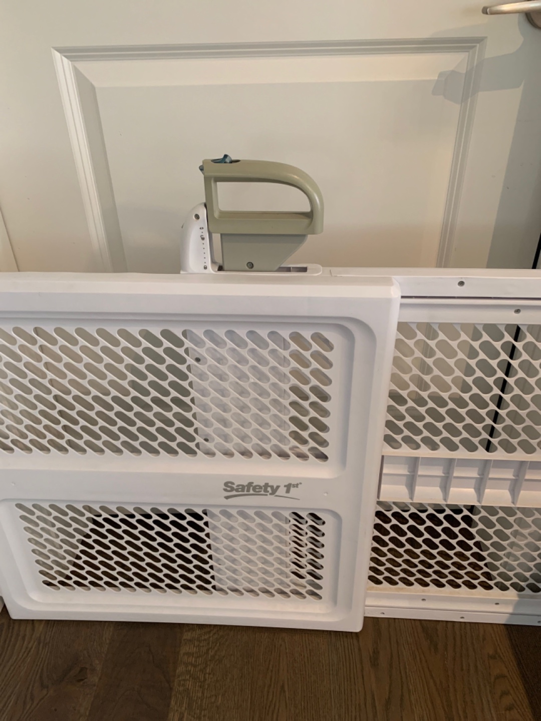 Safety 1st lift lock safety gate