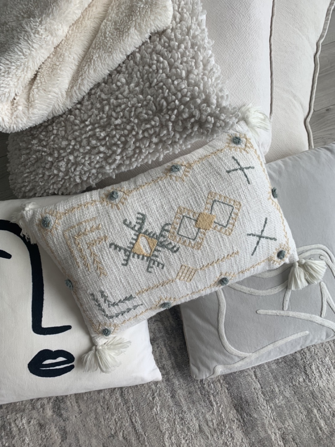 MOVING SALE Selection of Throw pillows and fluffy blanket - photo 2