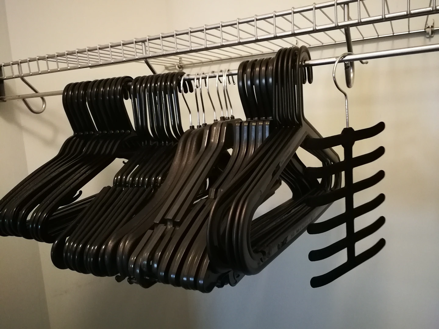 Hangers (black) thumbnail