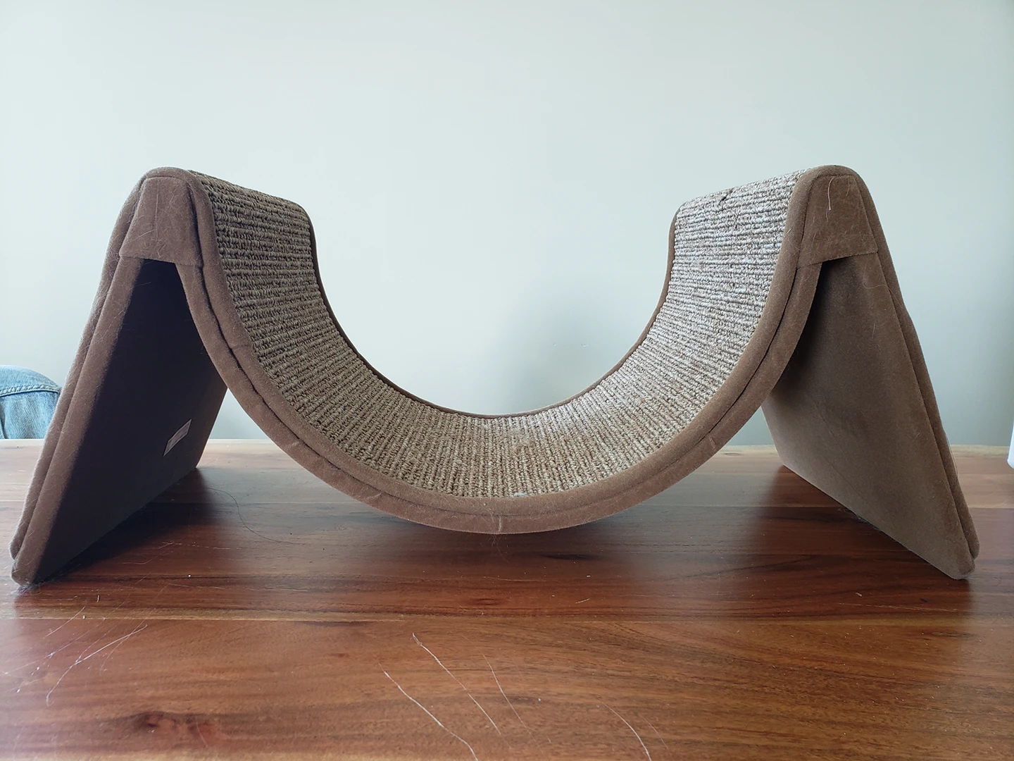 Curled cat lounger with pouch for cat nip
