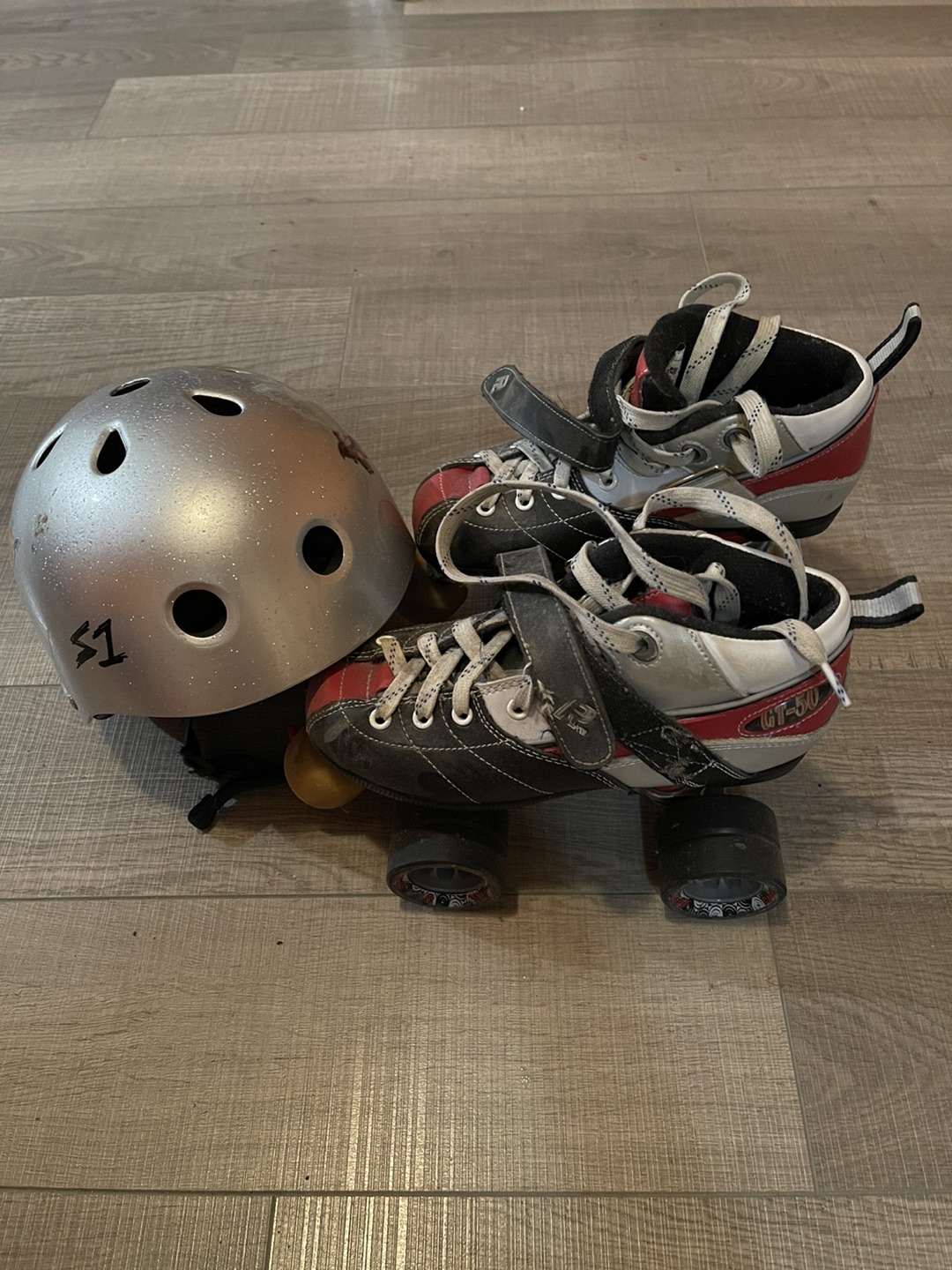 Junior Roller Derby - roller skates (size 5) + helmet (S) thumbnail