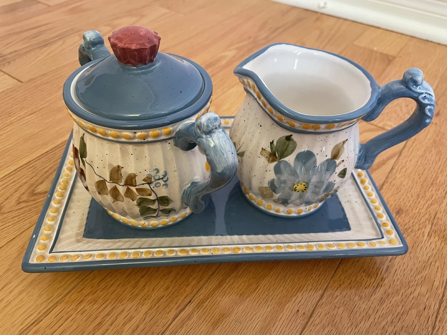 Villa Flora Tabletops Unlimited Teapot & Sugar & Creamer w/ Tray thumbnail