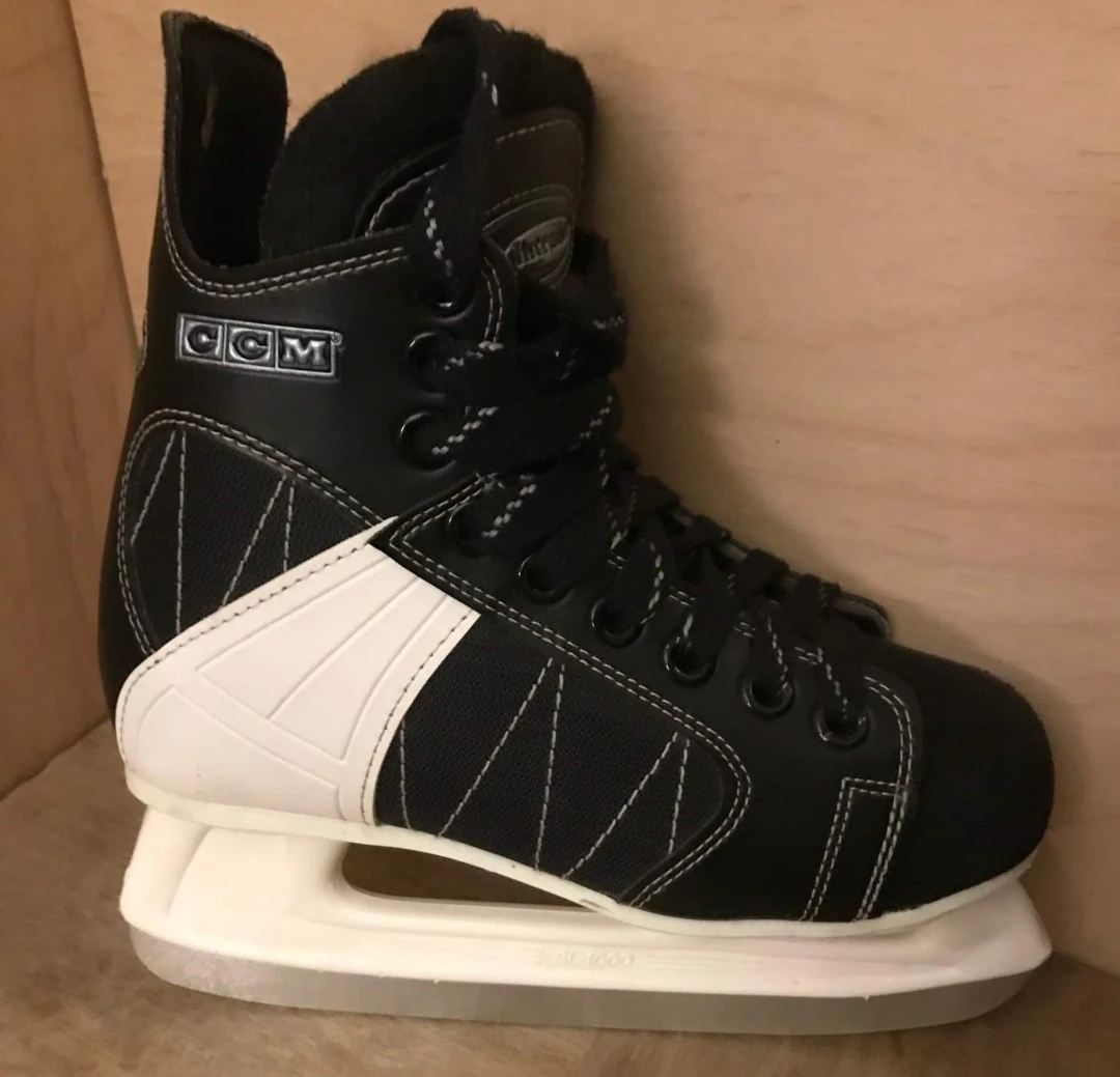 CCM INTRUDER 55 BOYS SKATES - SIZE 4 thumbnail