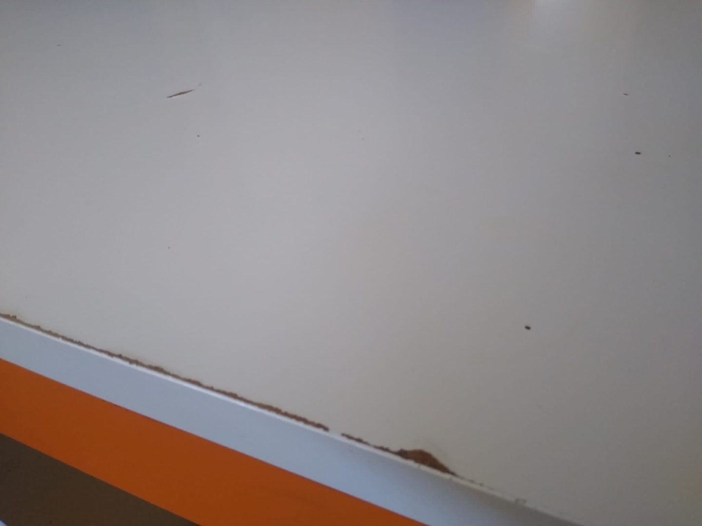 Desk - photo 2