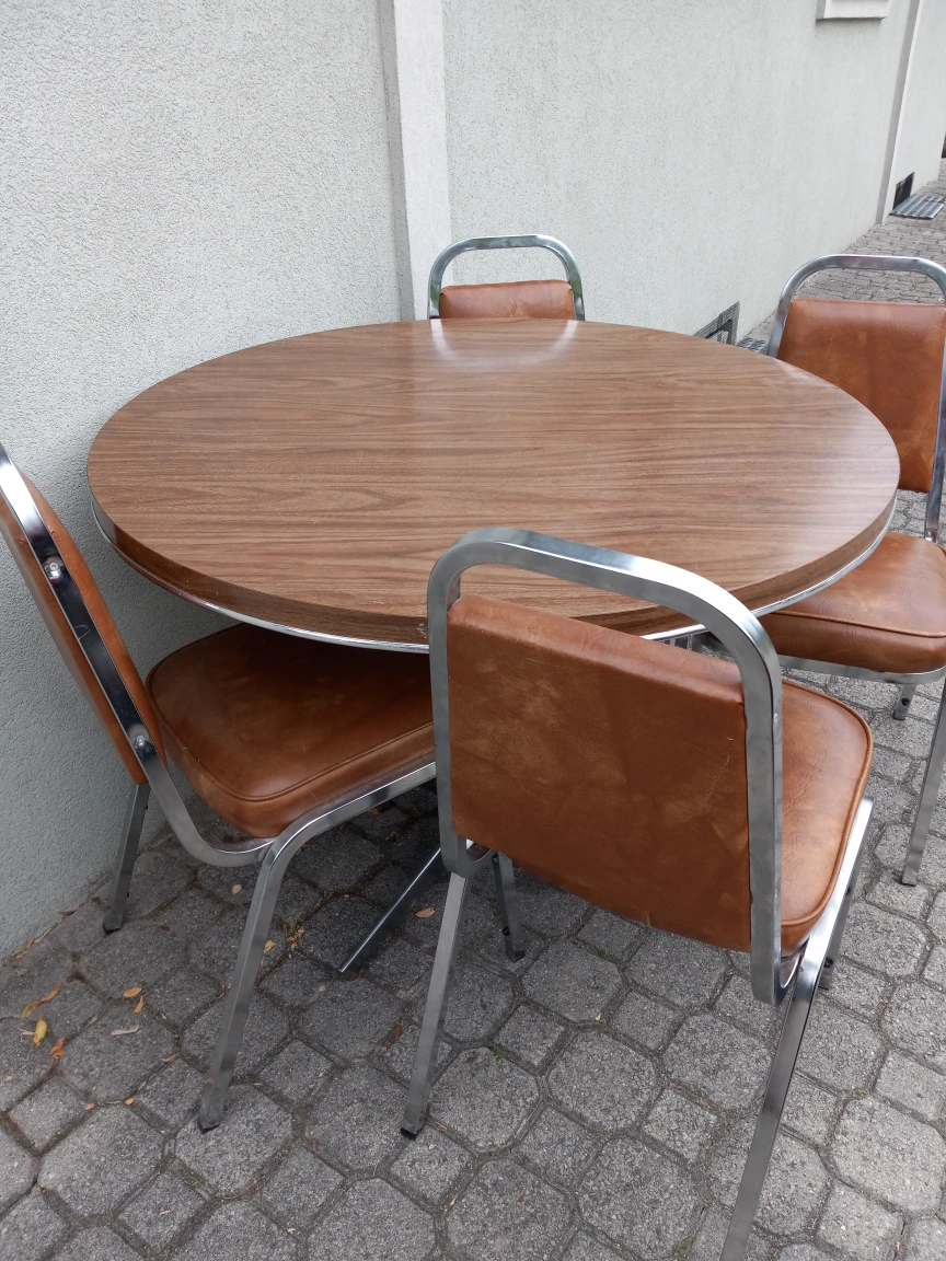 Apt. kitchen/dining table & 4 chairs thumbnail