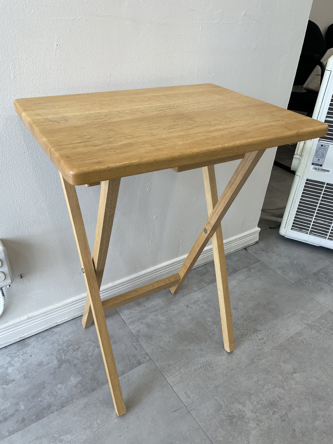 Folding tables