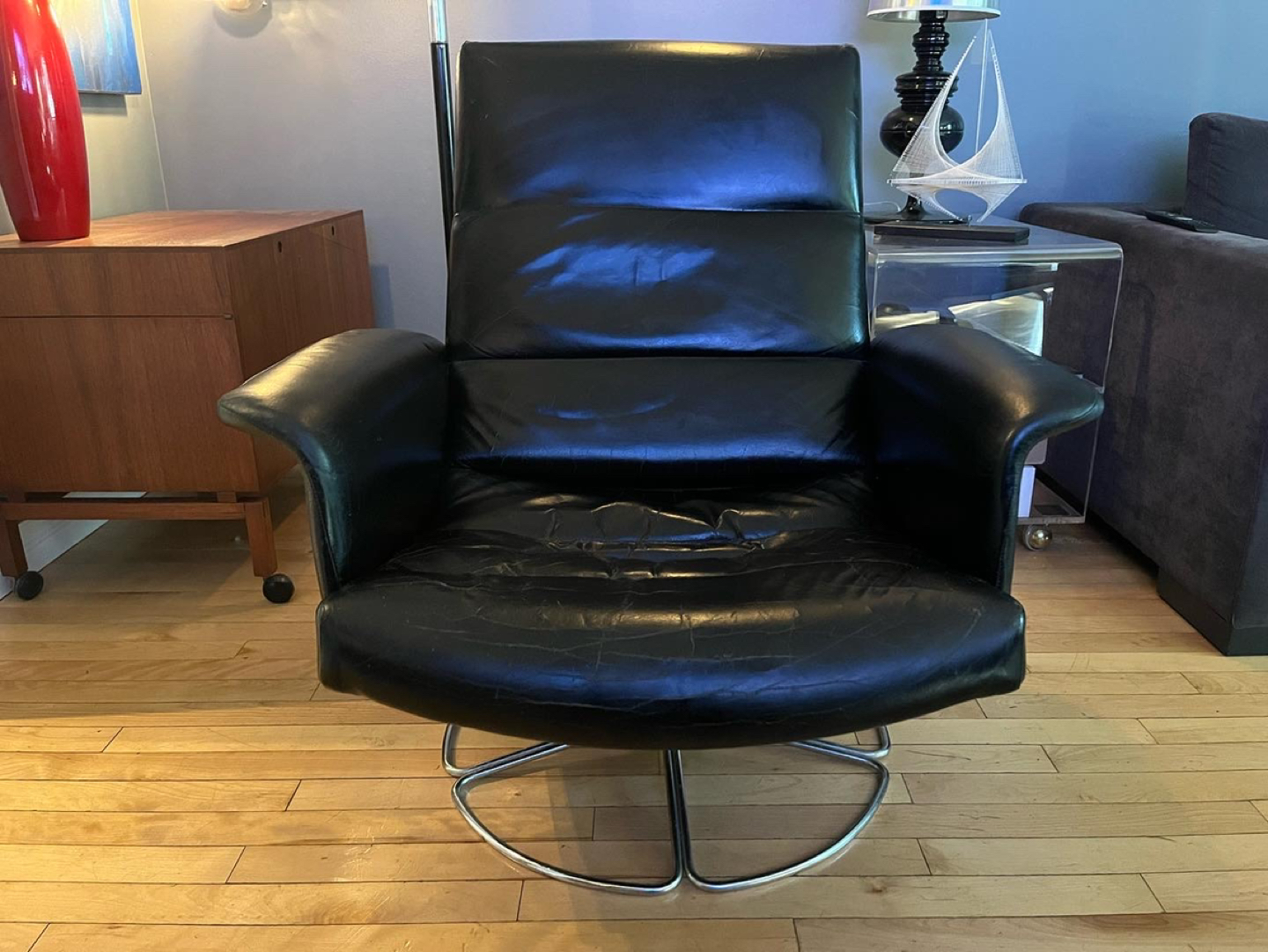 Mid century modern Leather swivel lounge chair thumbnail