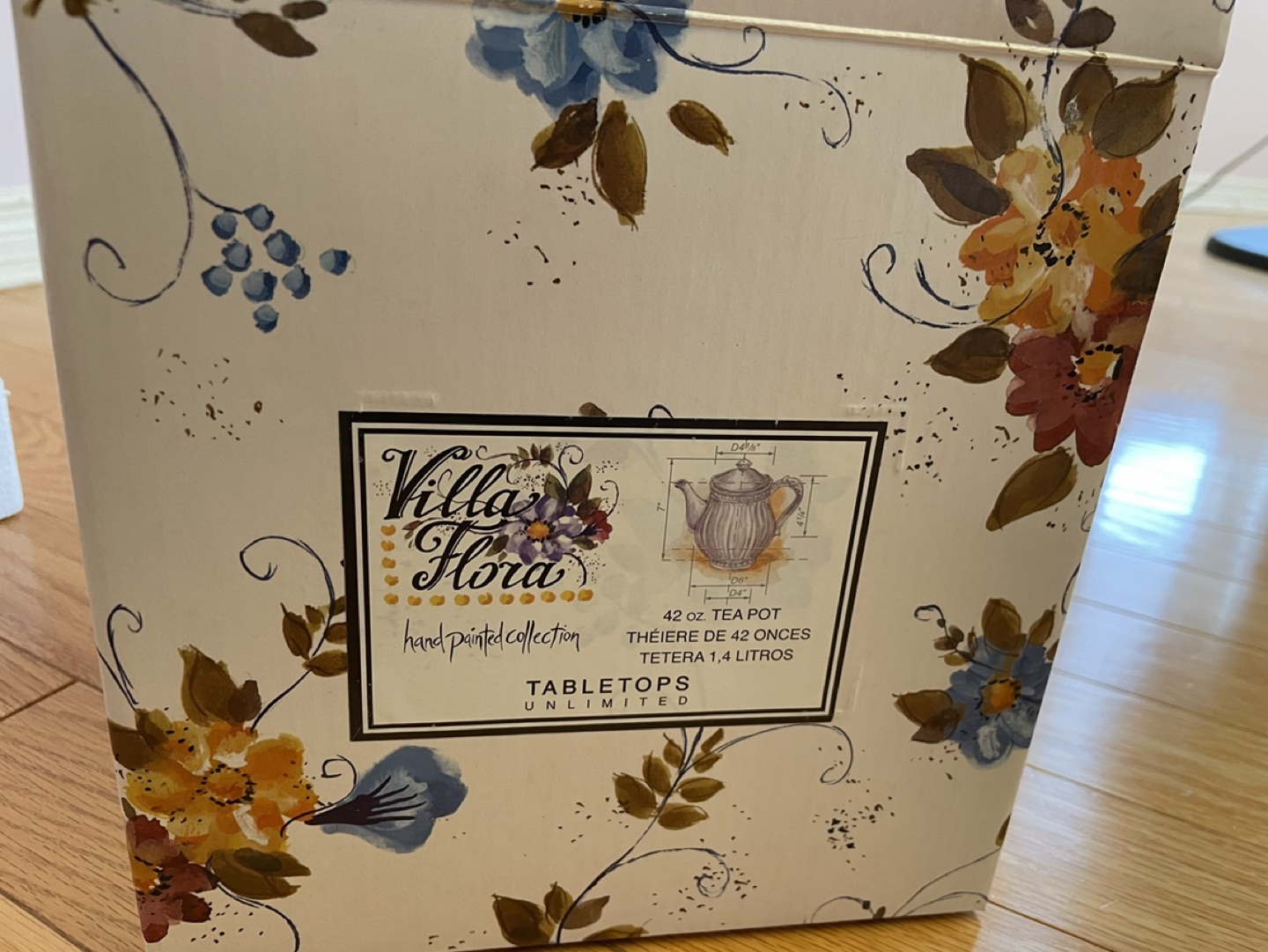 Villa Flora Tabletops Unlimited Teapot & Sugar & Creamer w/ Tray image indicator(4)