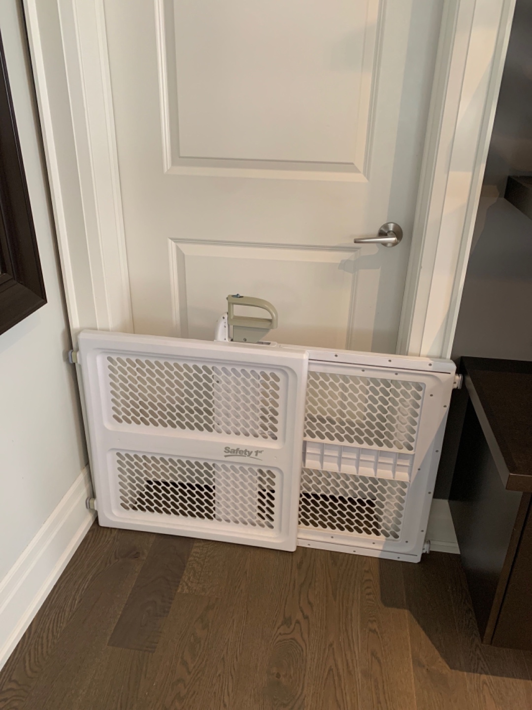 Safety 1st lift lock safety gate image indicator(2)