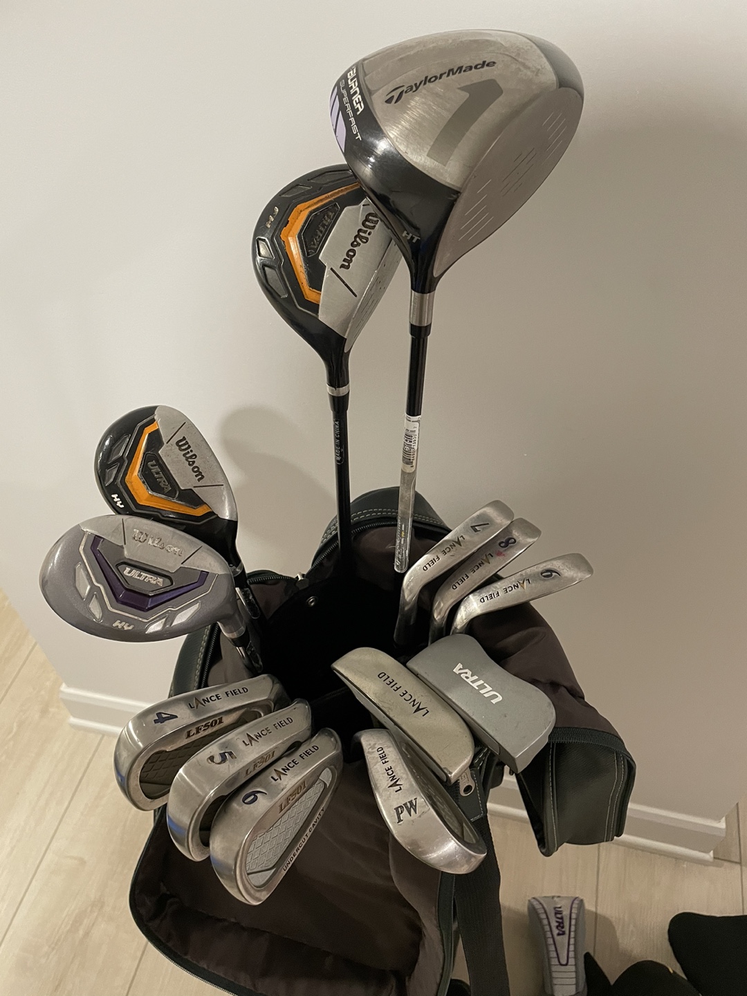 Full Set of woman’s RH Golf Clubs and bag. Includes driver.