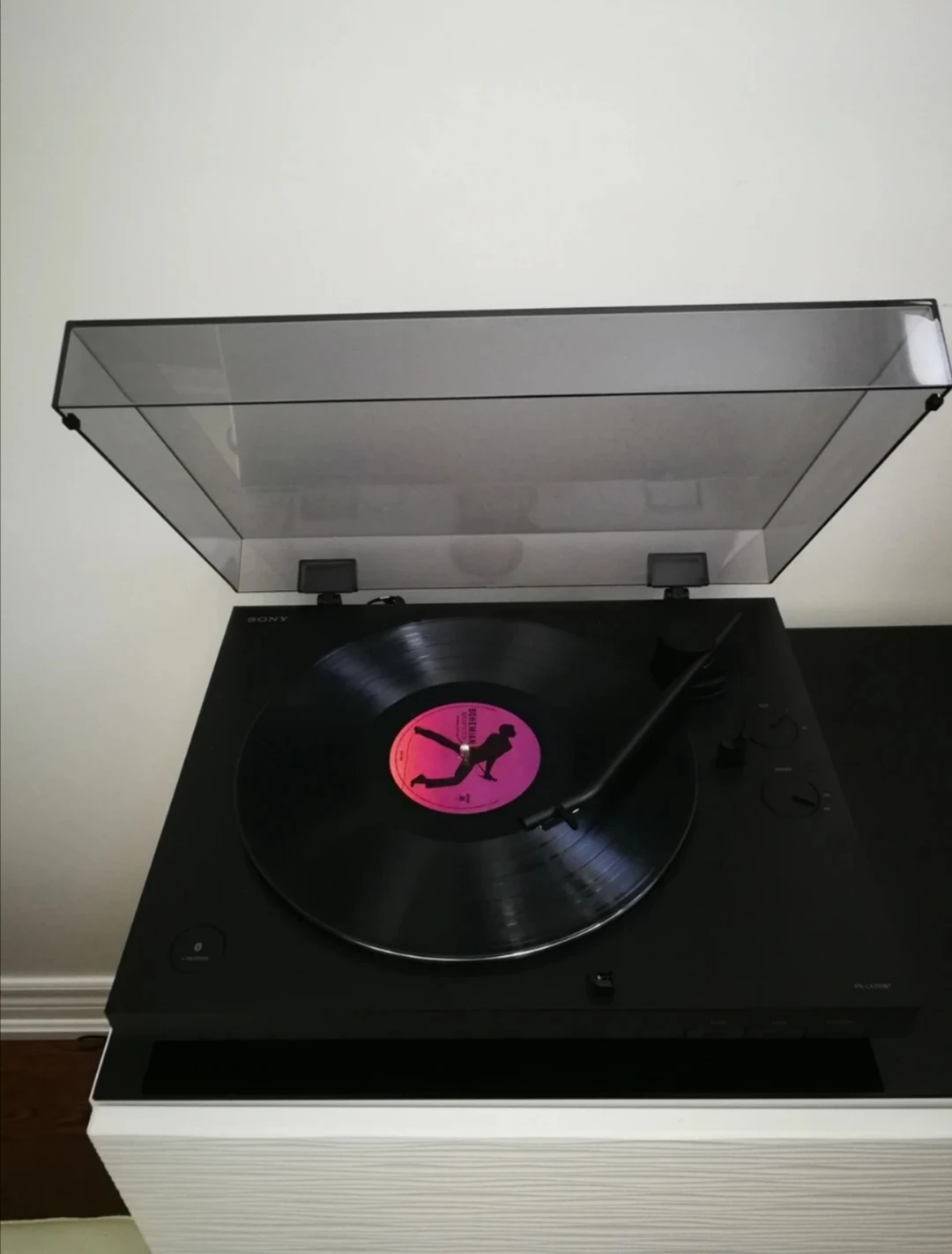 Turntable with BLUETOOTH connectivity thumbnail