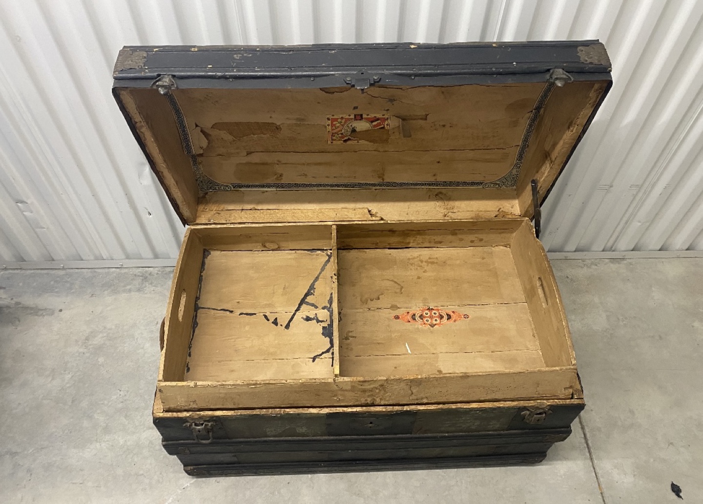 Antique Chest image indicator(3)