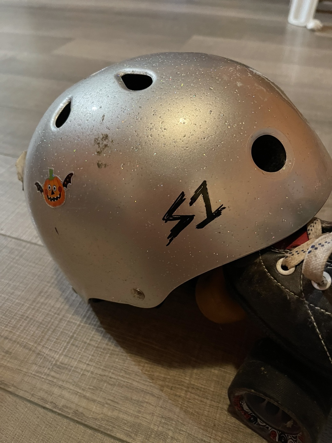 Junior Roller Derby - roller skates (size 5) + helmet (S) - photo 2