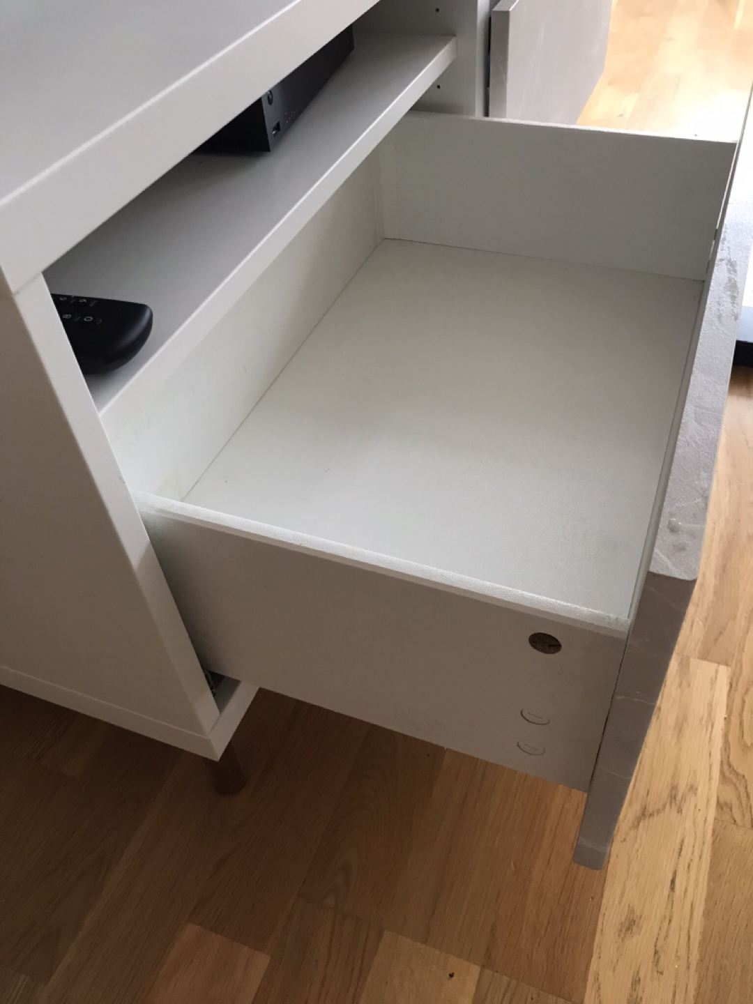 IKEA elegant TV stand, excellent condition - photo 3