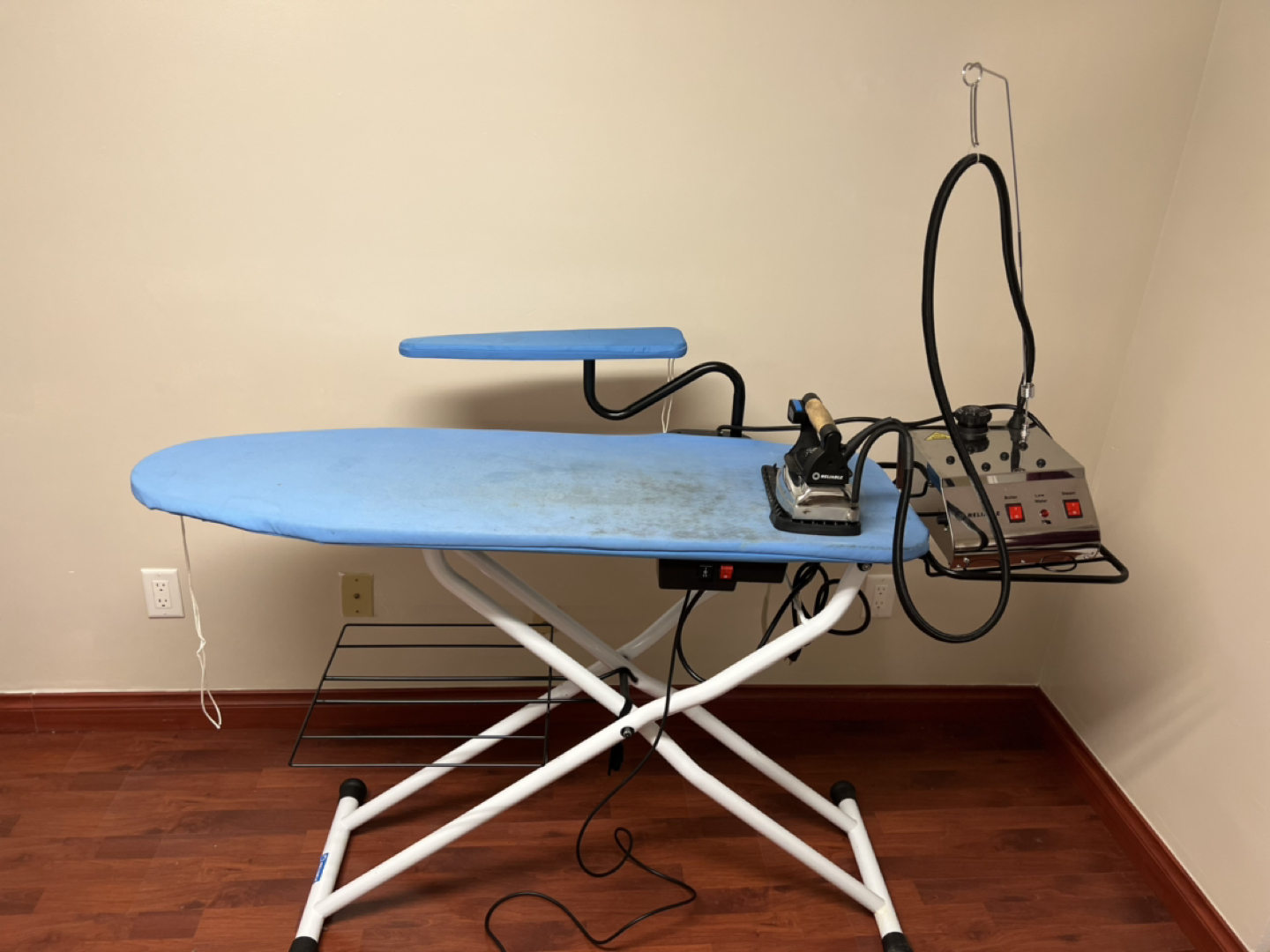Professional Steam Iron i300 and  Ironing Board Table thumbnail