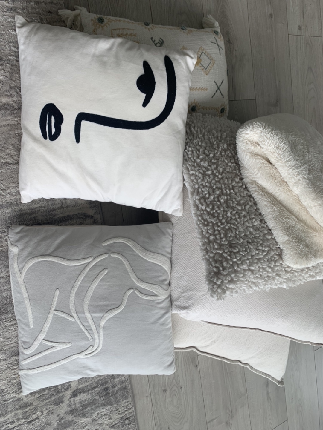 MOVING SALE Selection of Throw pillows and fluffy blanket - photo 3