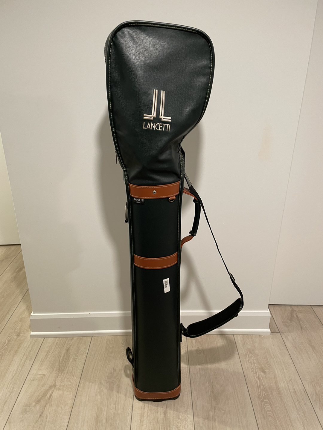 Full Set of woman’s RH Golf Clubs and bag. Includes driver. - photo 4
