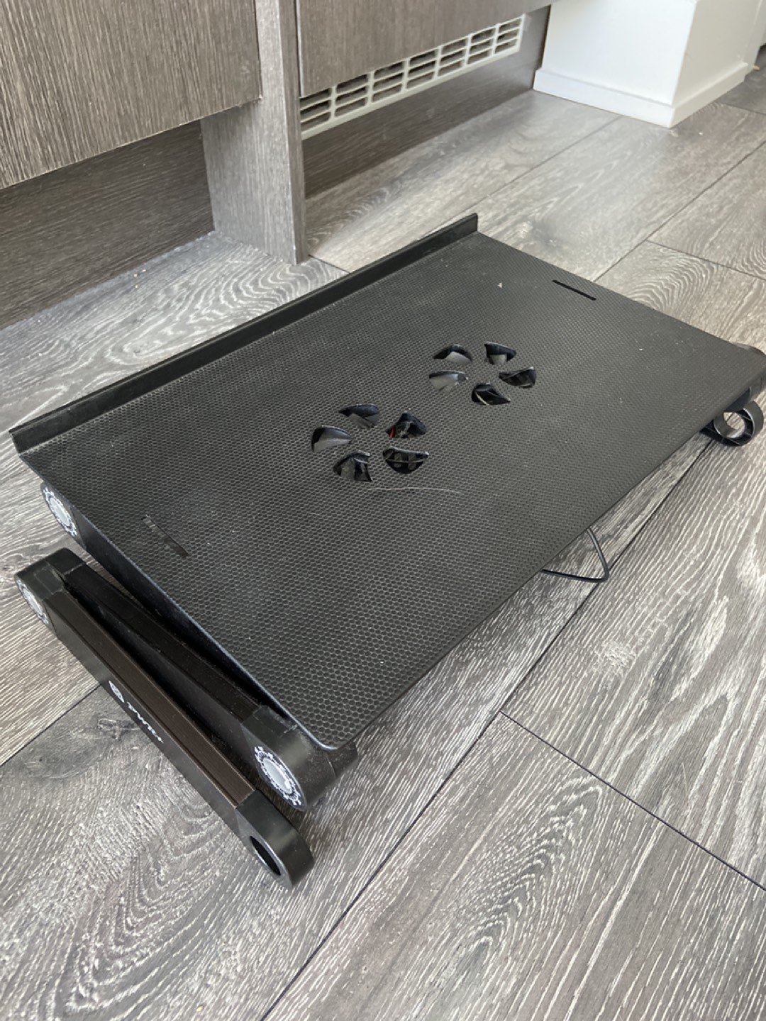 Pc/laptop stand with cooling fans