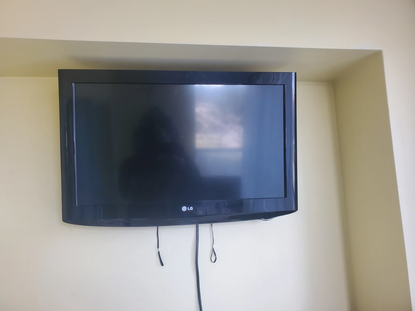 LG 32"  LCD TV thumbnail