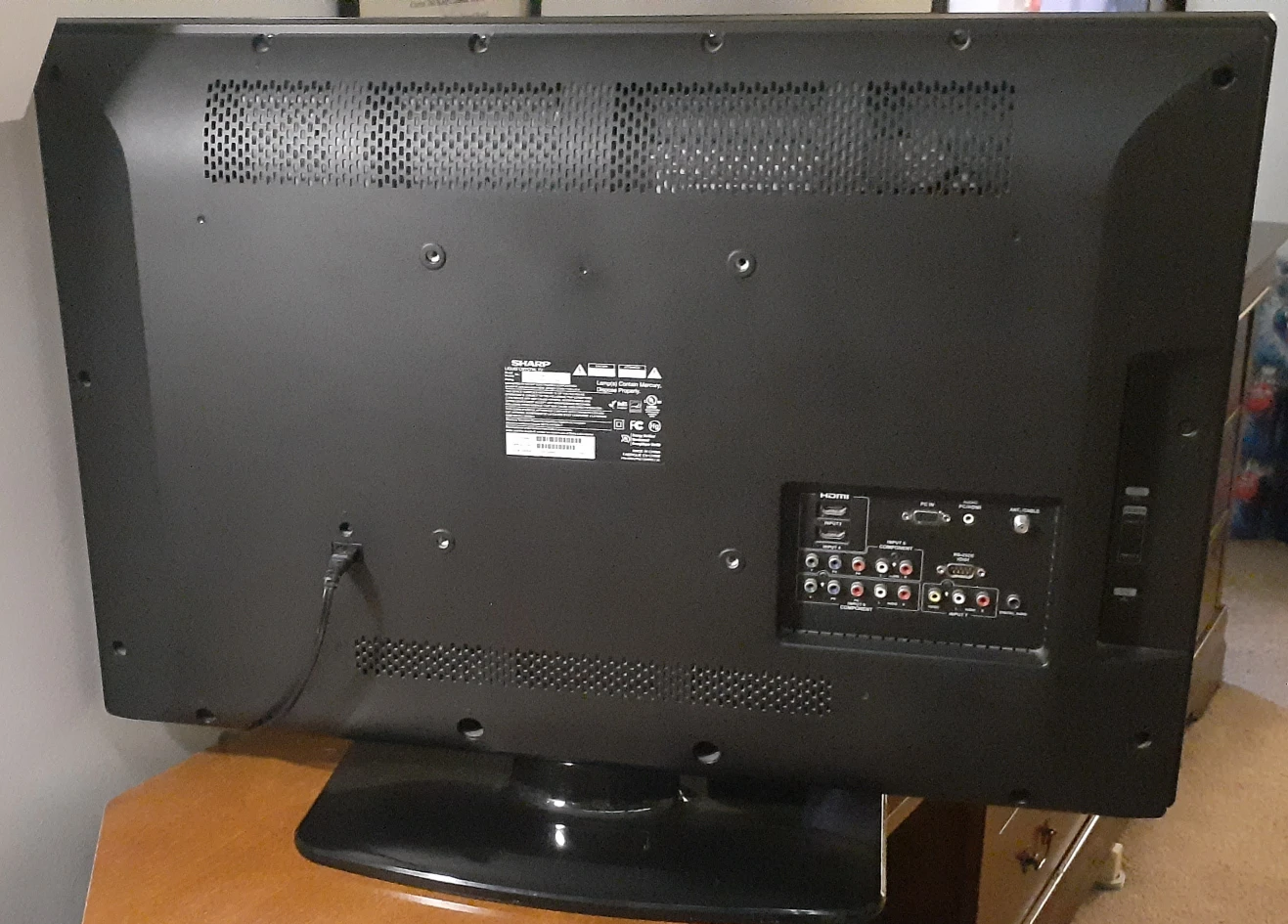 Sharp Aquos 32" TV - photo 2