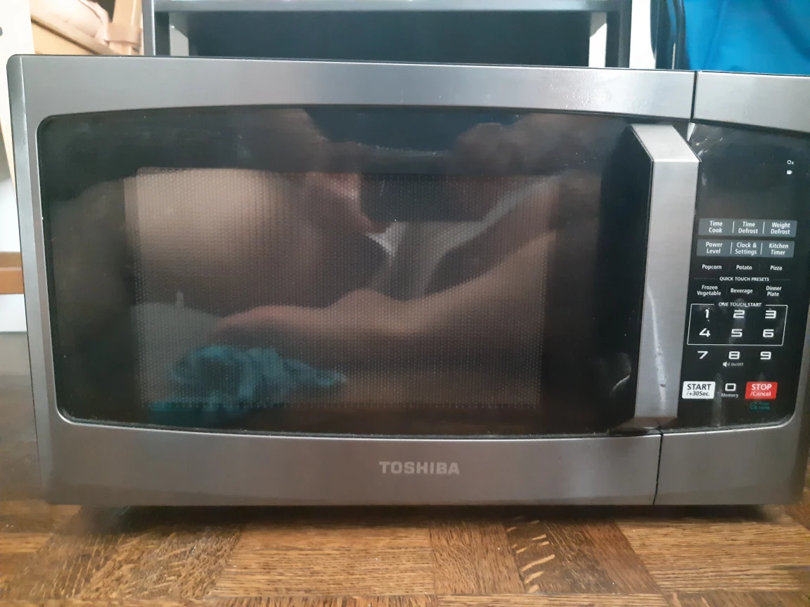 Toshiba Microwave Oven - photo 2