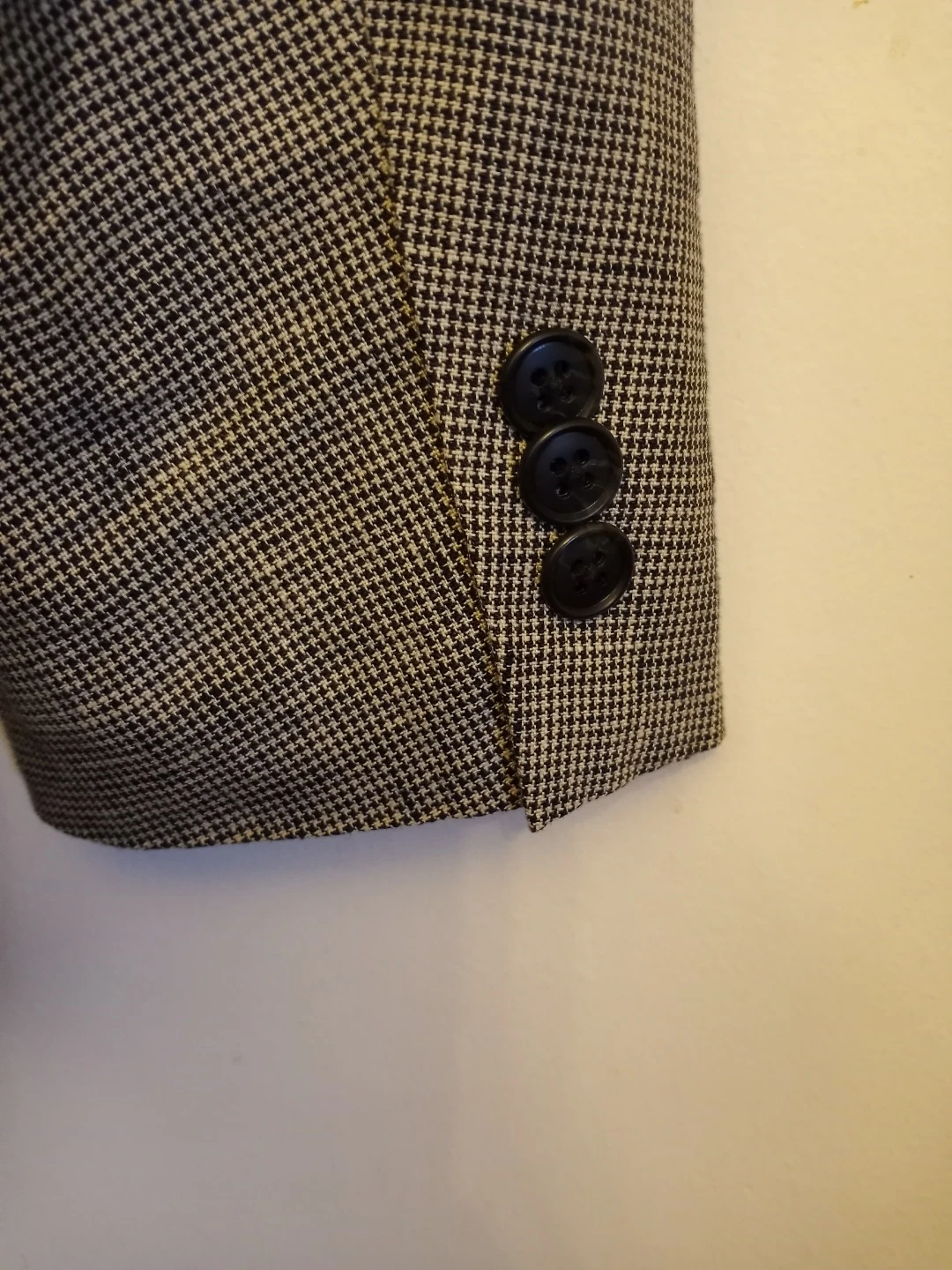 Uniclo men's light weight jacket image indicator(5)